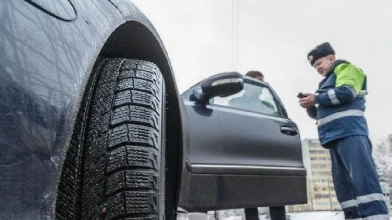 Когда начинают штрафовать за летнюю резину. Летняя резина зимой. Зимой на летней резине мем. Шины не по сезону. Когда начинают штрафовать за летнюю резину.