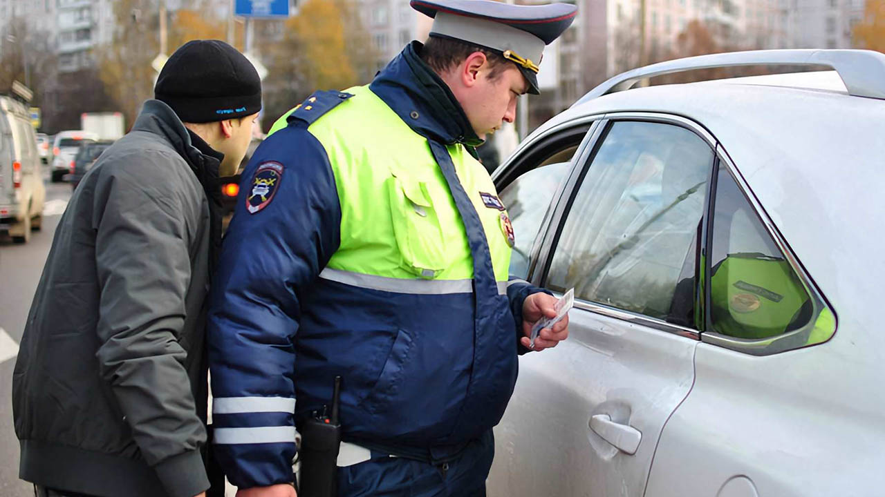 Опытные инспектора. Инспектор ДПС. ДПС осматривает автомобиль. Сотрудники ГИБДД осматривают автомобиль. Полиция досмотр автомобиля.