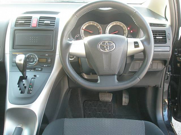 Toyota Auris салон левый руль